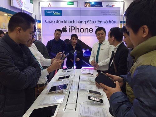 Quá tải ngày đầu mở bán iPhone 7 ảnh 1